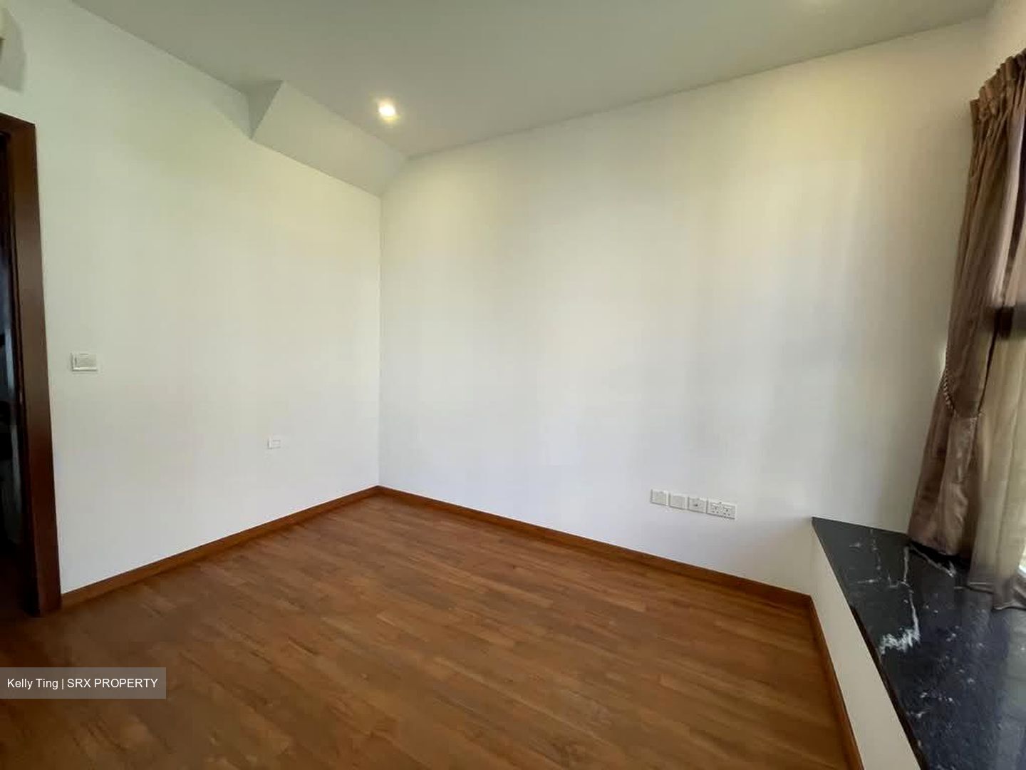 Holland Link (D10), Terrace #602884481